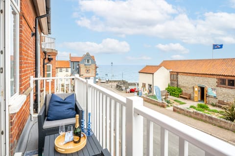 The Look Out (Sheringham): A super stylish first floor apartment with views of Sheringham's stunning Blue Flag beach from the balcony