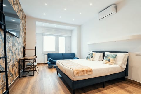 Signature Triple Room, City View | Desk, laptop workspace, free WiFi