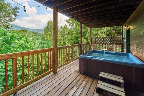 Simply Heaven in the Smokies' bubbling hot tub