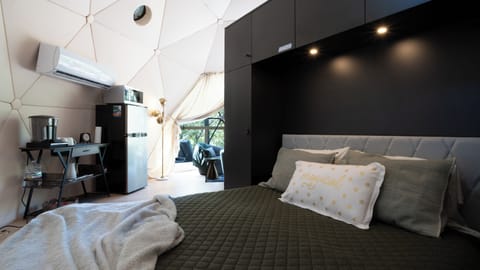 Luxury dome, lake view | Laptop workspace, free WiFi, bed sheets