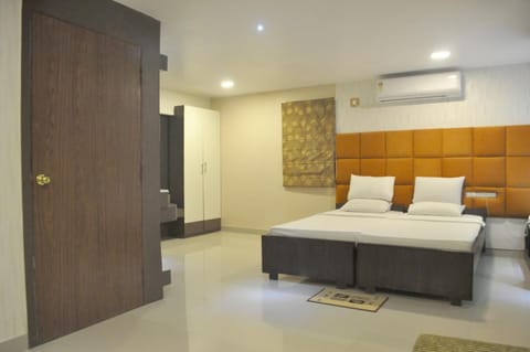 Premium bedding, iron/ironing board, free WiFi, bed sheets