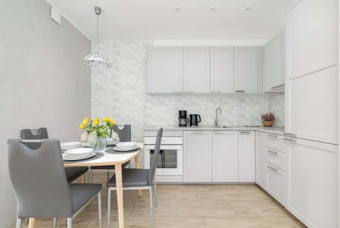 A view of the integrated kitchen and dining table, perfect for family meals or entertaining.