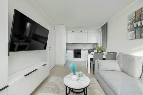 Open-plan kitchen and dining area with natural light – Seamless flow between spaces.