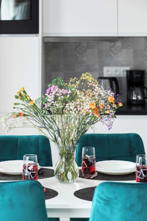 Decorative details / dining table.