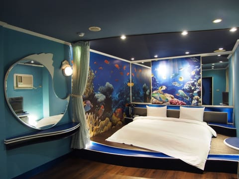 Down comforters, desk, free WiFi, bed sheets