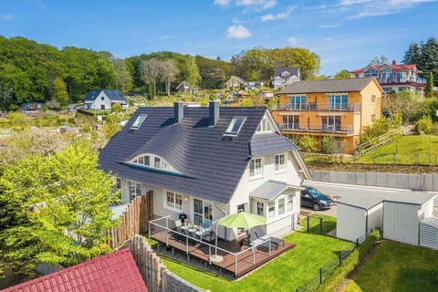 Vogelperspektive des Hauses mit Garten