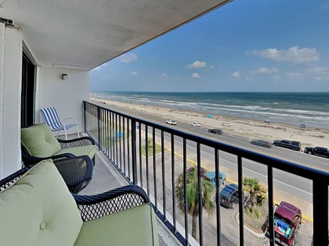 Condo (2 Bedrooms) | Front of property