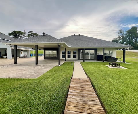 Lakeside view of River Bend