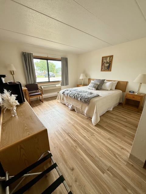 Single Room, 1 King Bed | Desk, free WiFi, bed sheets