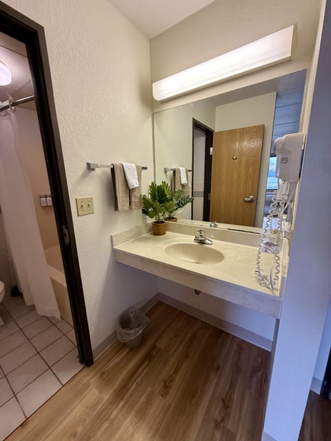 Combined shower/tub, free toiletries, hair dryer, towels