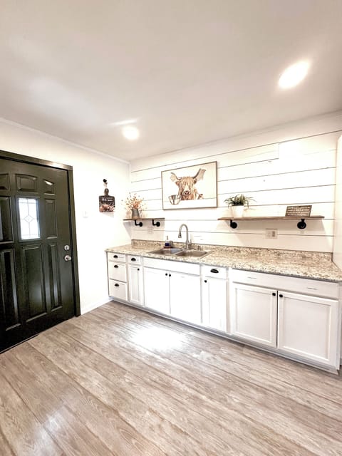 Casa Comal, Private 2BR off I-35 Ideal for Work or Family House in New Braunfels