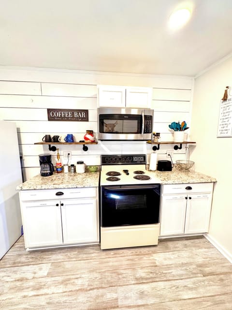 Casa Comal, Private 2BR off I-35 Ideal for Work or Family House in New Braunfels