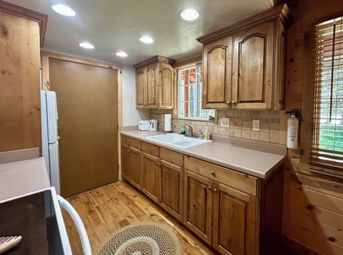 Full kitchen ready to cook all your meals. 