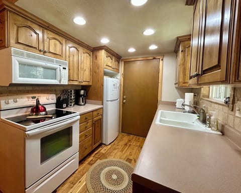 Full kitchen ready to cook all your meals. 