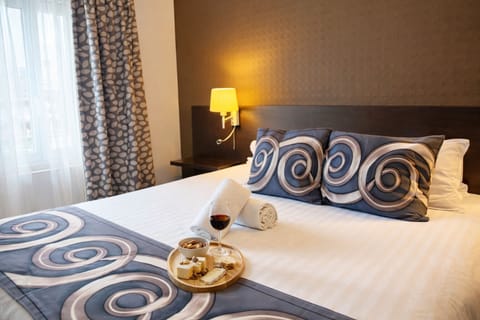 Triple Room, City View | Premium bedding, in-room safe, desk, laptop workspace