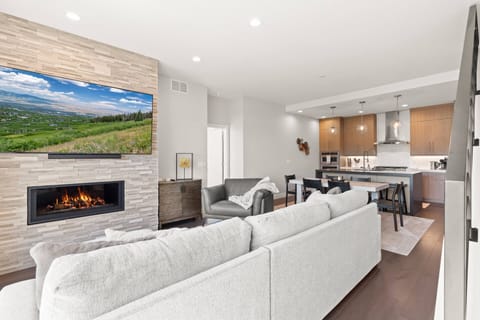 Klaim Retreats 11753