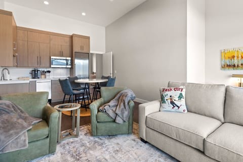 Klaim Retreats 11753