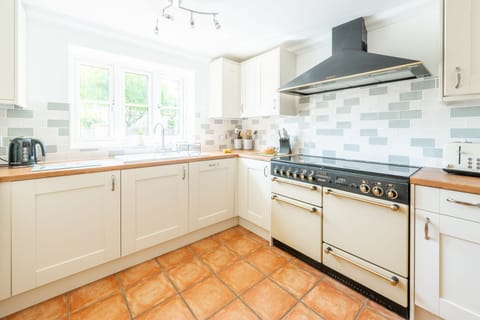 Ground floor: Kitchen/ diner with Rangemaster oven