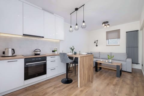 A bright kitchen with an island and full equipment invites shared cooking and long mornings over coffee.