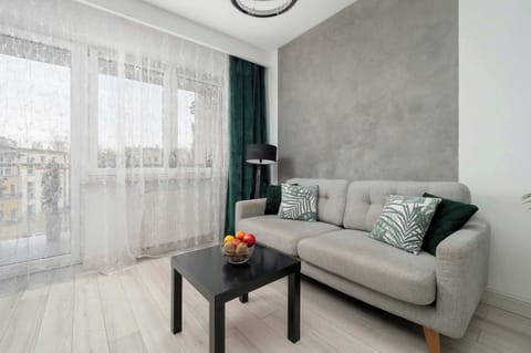 Elegant living room with a sofa, TV and access to the balcony.