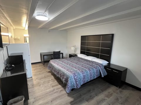 Deluxe Single Room, 1 King Bed, Non Smoking | Free WiFi, bed sheets