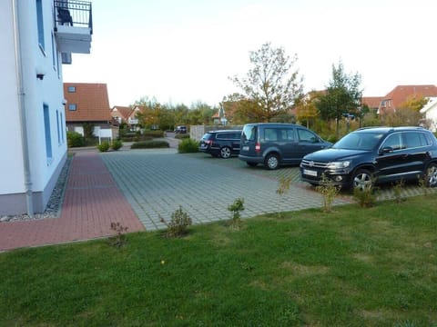 Parkplatz auf dem Grundstück