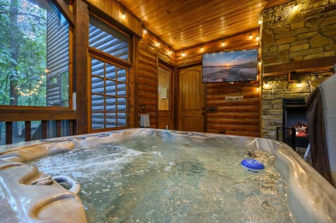Screened in porch with hot tub for relaxing