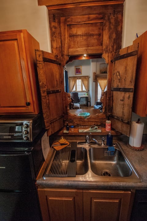 Foxfire | Private kitchen | Coffee/tea maker, dining tables