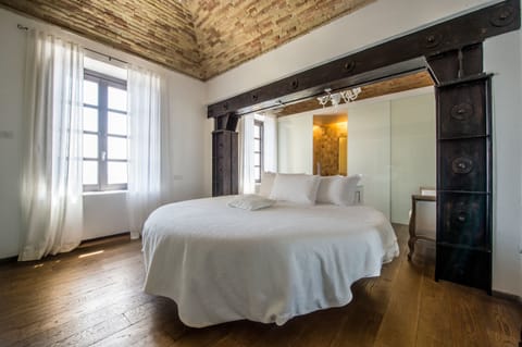 Suite, Sea View | Minibar, in-room safe, desk, soundproofing