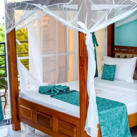 Classic Studio Suite, Balcony | Premium bedding, laptop workspace, free WiFi
