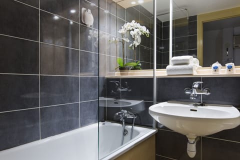 Combined shower/tub, eco-friendly toiletries, hair dryer, towels