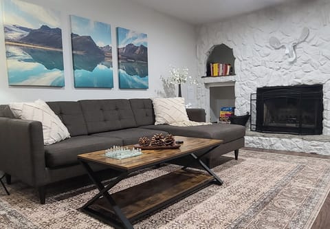 House, Balcony, Mountain View | Living area | TV, fireplace