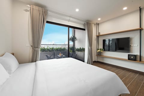 Royal Studio Suite, Balcony | Frette Italian sheets, premium bedding, memory foam beds