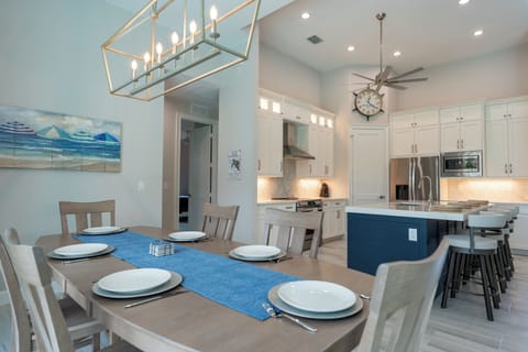 Spacious dining area & kitchen