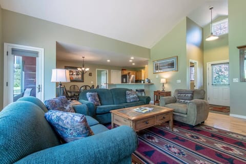 Open Living Room- with pull out sofa