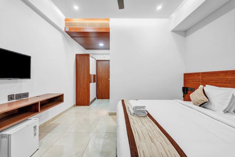 Deluxe Double Room, 1 King Bed | Desk, laptop workspace, blackout drapes, soundproofing