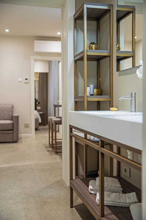 Luxury Suite | Bathroom | Shower, rainfall showerhead, designer toiletries, hair dryer