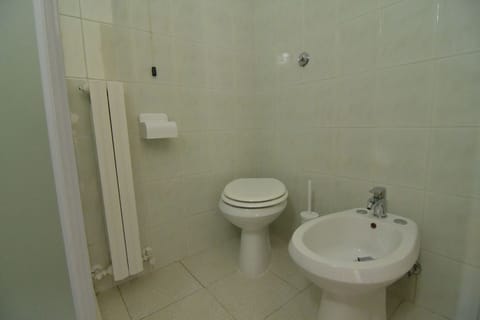 Classic Triple Room | Bathroom | Shower, hair dryer, bidet, towels