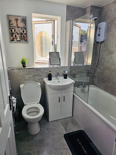 Comfort Townhome | Bathroom | Towels, soap, shampoo, toilet paper