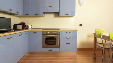 Apartment (2 Bedrooms) | Private kitchen | Microwave, oven, stovetop, dishwasher