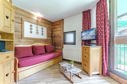 Authentic Savoyard Charm – Wood details and chalet-style design immerse you in a true Val Thorens mountain experience.