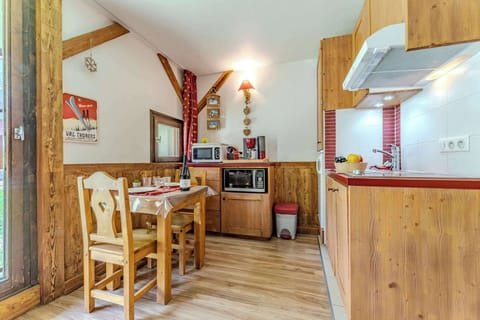 Fully Equipped Kitchen – Enjoy après-ski evenings with homemade meals and a glass of local wine in your private Alpine retreat.