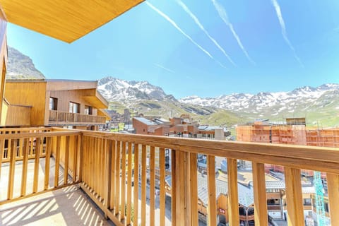 Step outside to breathtaking views of the 3 Valleys. Ideal for a morning coffee or après-ski aperitif.