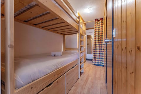 Family-friendly comfort in Val Thorens – kids and friends will love this warm wooden bunk area, steps from the slopes of the legendary 3 Vallées ski domain. 🎿👨‍👩‍👧‍👦