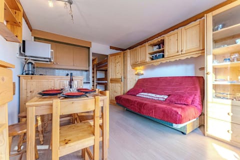 Sofa bed for two with smart storage and alpine charm Comfortable sleeping option in a ski-in/ski-out apartment just steps from the slopes of Val Thorens.