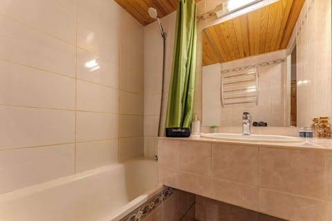 Functional bathroom with bathtub and heated towel rack Freshen up after the slopes in this clean and well-equipped bathroom with warm lighting.