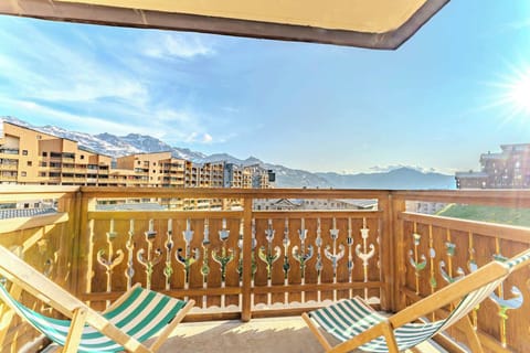 Private balcony with deck chairs and panoramic 3 Vallées views Soak in the sun and fresh mountain air facing the iconic peaks of Val Thorens.