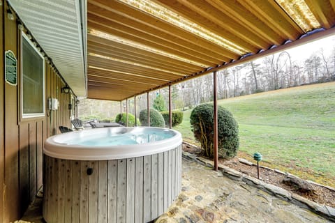 Candler Vacation Rental | 3BR | 2BA | 2,300 Sq Ft | 1 Step Required