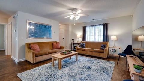 Bright and comfortable living room to relax, watch TV, or spend time together after a day out.