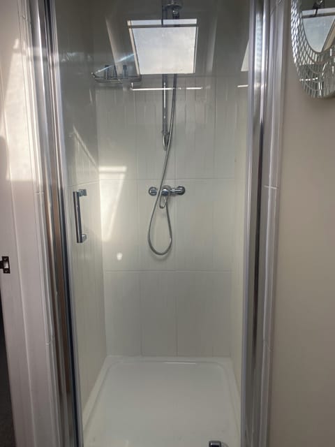 Double Room | Bathroom | Free toiletries, hair dryer, towels, toilet paper